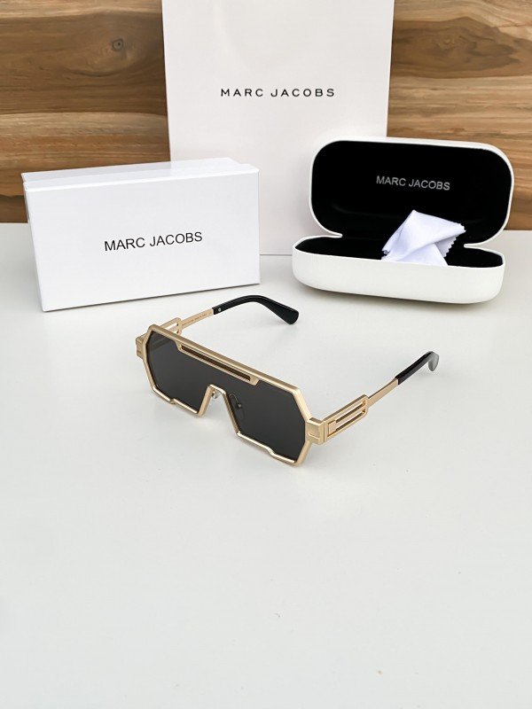 Marc Jacobs gold 18