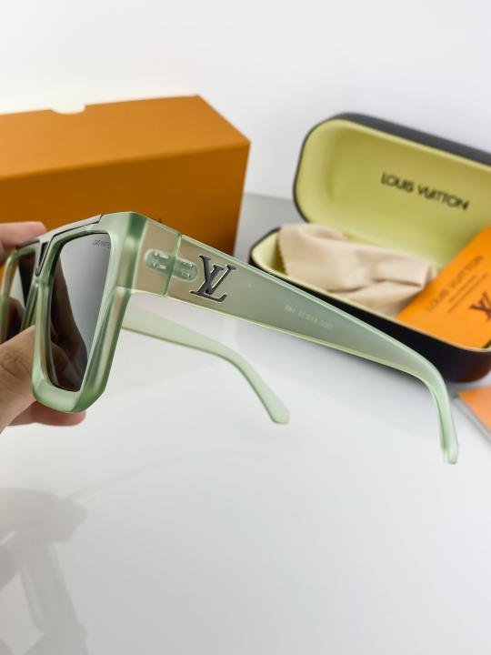 Louis Vuitton Green 1502 Sunglasses - Image 3