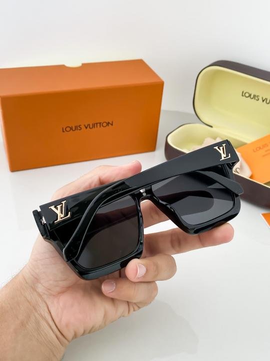 Louis Vuitton Gold Black 1502 Sunglasses - Image 4